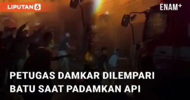 VIDEO: Viral Petugas Damkar Dilempari Batu Saat Berusaha Padamkan Api di Makassar