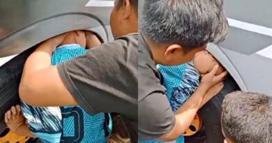 Viral momen kepala anak laki-laki tersangkut di bawah roda bus, bikin geleng-geleng kepala