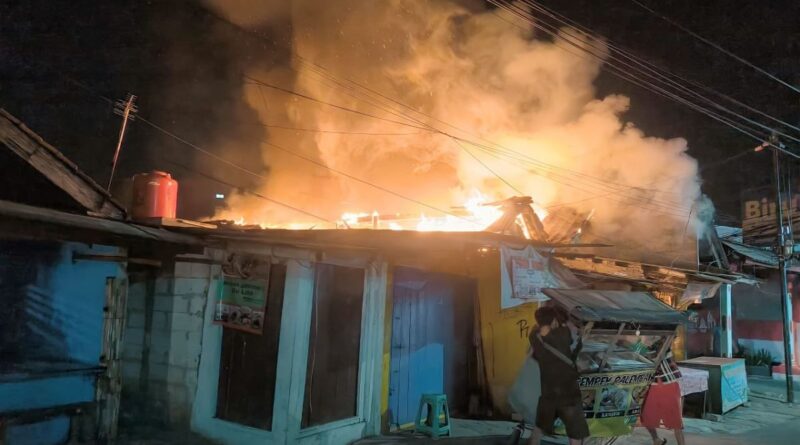 Empat kios ludes terbakar di Ciracas