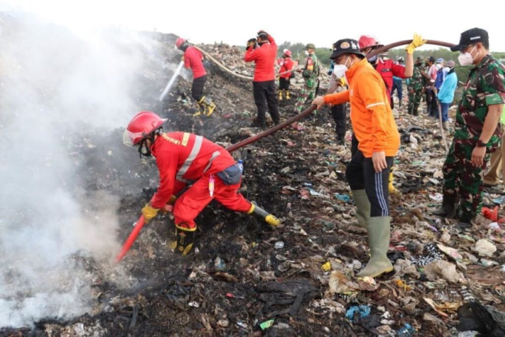 Wali Kota Denpasar awasi metode injeksi air pemadaman TPA Suwung