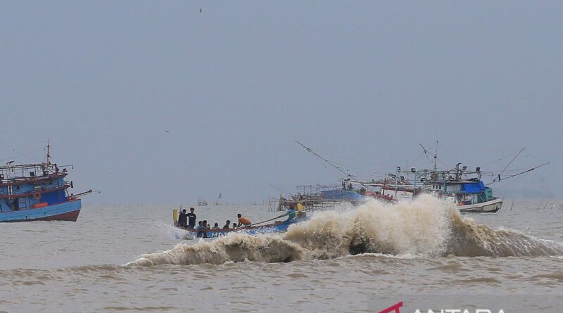 BMKG: Gelombang tinggi hingga 4 meter di perairan Lampung-Pulau Sumba