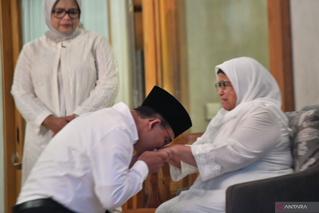 Anies Baswedan meminta restu ibunya sebelum mendaftar pilpres di KPU