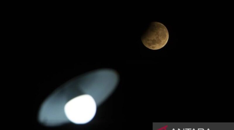 Penampakan gerhana bulan sebagian - ANTARA News