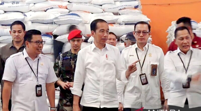 Presiden tinjau penyaluran bantuan pangan bulan November di Palembang