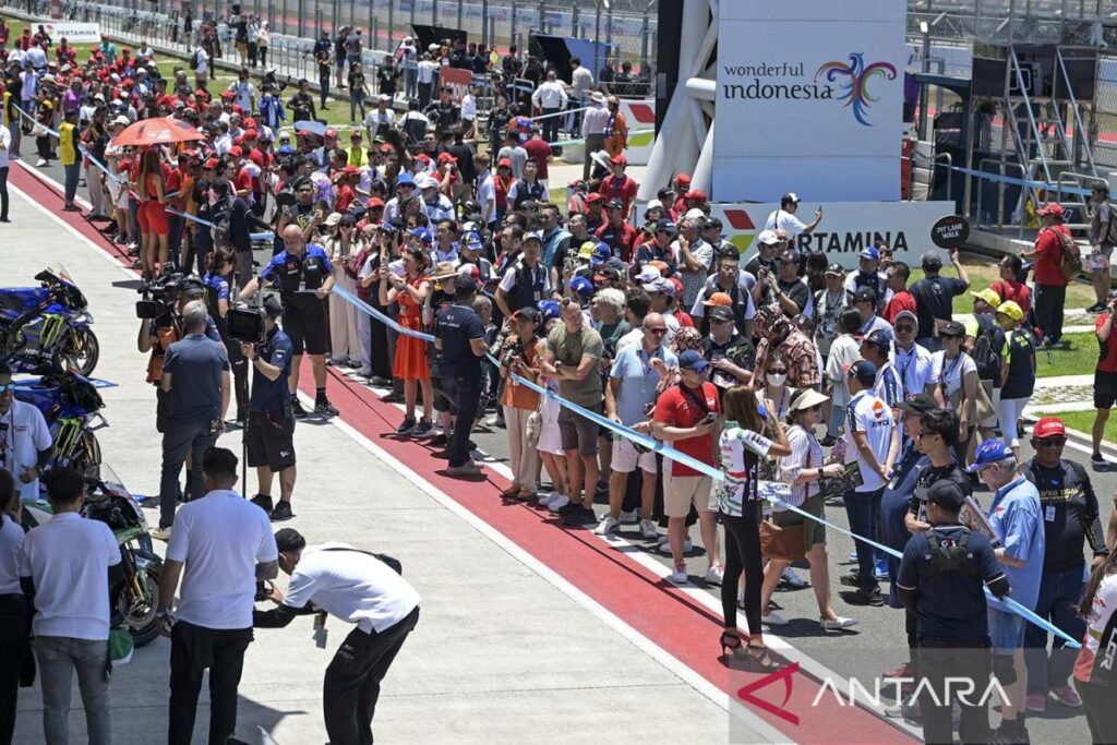 Antusiasnya penonton lihat garasi tim MotoGP dari dekat saat sesi pit lane walk