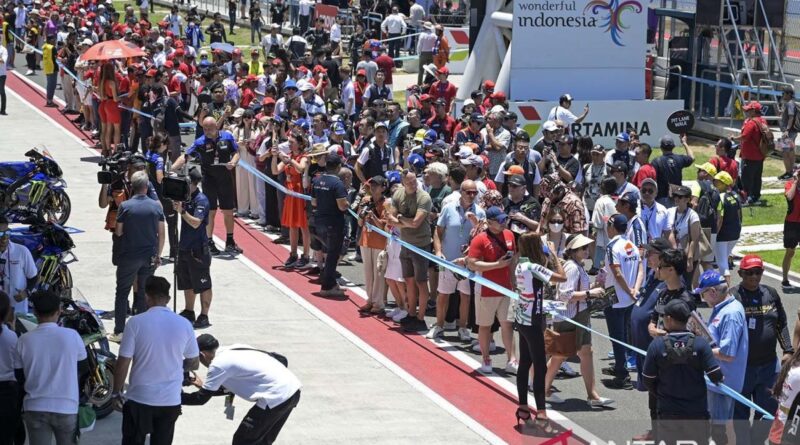Antusiasnya penonton lihat garasi tim MotoGP dari dekat saat sesi pit lane walk