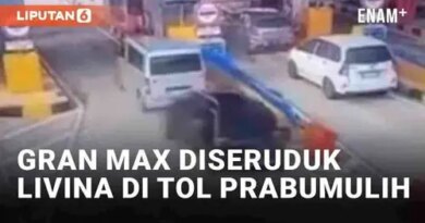 VIDEO: Detik-Detik Gran Max Diseruduk Livina di Gerbang Tol Prabumulih