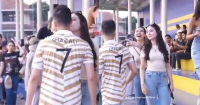 6 Potret Kemesraan Al Ghazali dan Laura Moane Saat Main Sepak Bola Bikin Fans Heboh