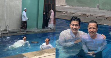 6 Potret Teuku Ryan Berenang Jubah di Solo, Netizen Mengira Dia Dibaptis