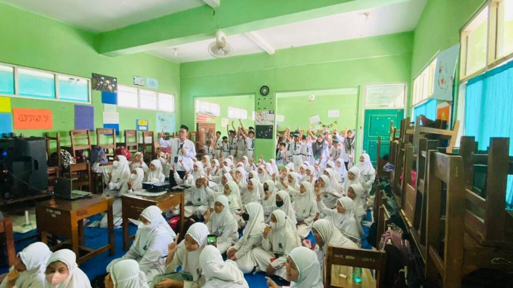 Dalam bahasa arab rambut adalah Sya'ratun dan Sya'run, berikut 30 contoh kalimatnya