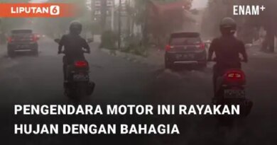 VIDEO: Akhirnya Hujan, Pengendara Motor Ini Rayakan Dengan Bahagia