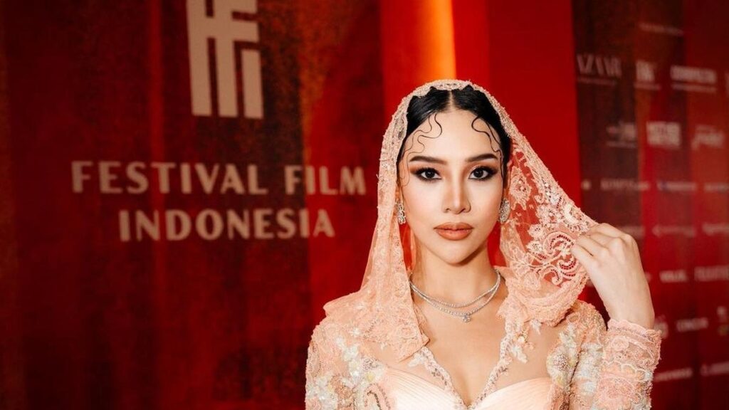 Gaya Anya Geraldine mengenakan jilbab di Festival Film Indonesia, tampil berbeda