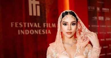 Gaya Anya Geraldine mengenakan jilbab di Festival Film Indonesia, tampil berbeda