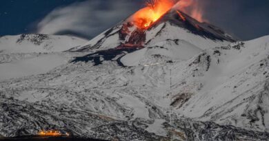 Gunung Etna kembali melontarkan lava pijar