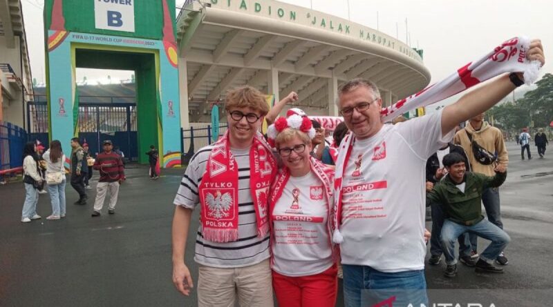 Keluarga pemain tempuh perjalanan jauh demi dukung tim Polandia