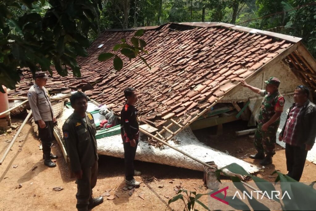 BPBD ungsikan lansia yang rumahnya ambruk diterjang puting beliung