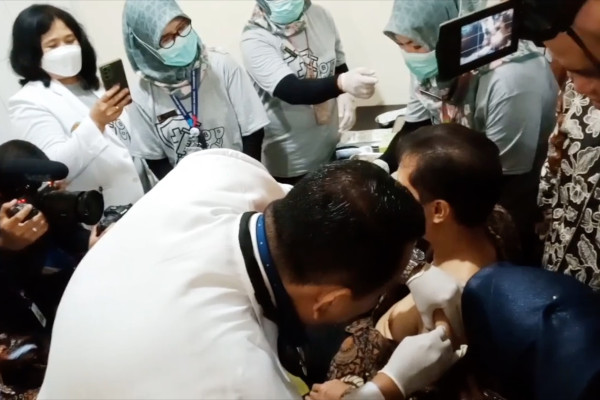 Launching Imunisasi Hepatitis B di Tangerang, Menkes mendapat suntikan pertama