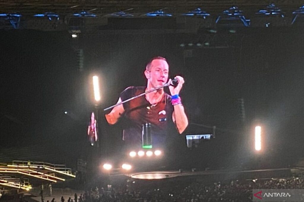 Coldplay buka konser perdananya di Jakarta dengan “Higher Power”