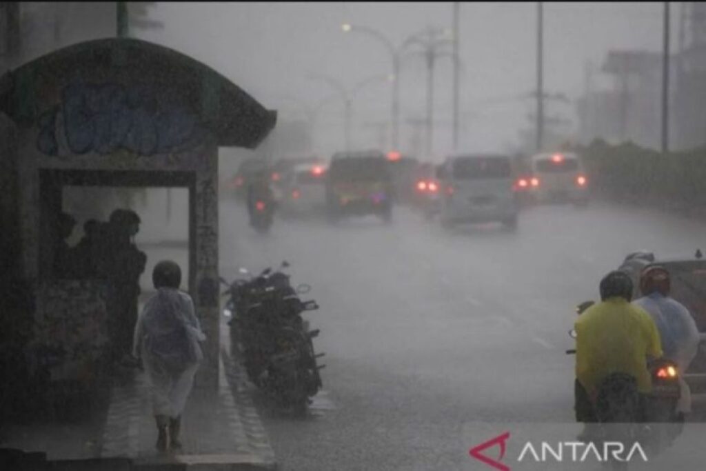 Minggu, hujan petir berpotensi landa sejumlah kota besar Indonesia