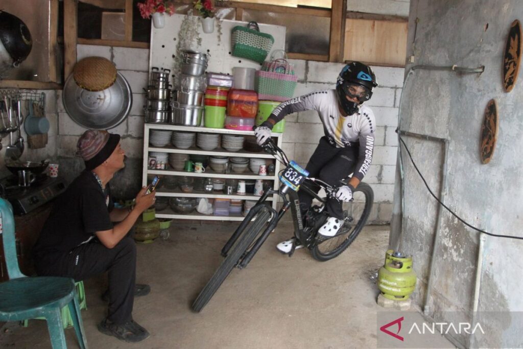 Balapan sepeda keluar masuk rumah warga saat Urban Downhill Java Series 2023