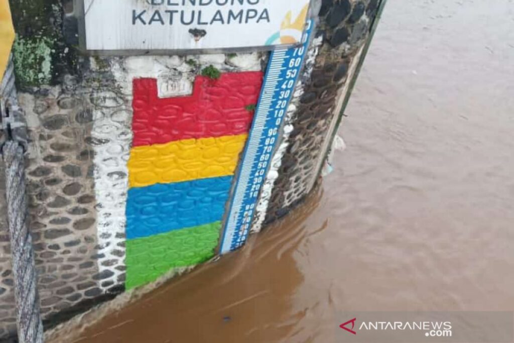 Hujan guyur Jakarta, pintu air Pulogadung siaga tiga