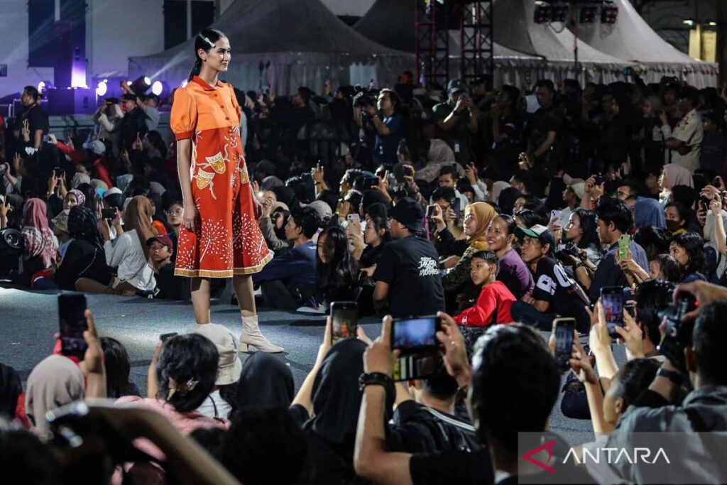 Peragaan busana Wastra Jakarta yang membanggakan untuk Indonesia Emas