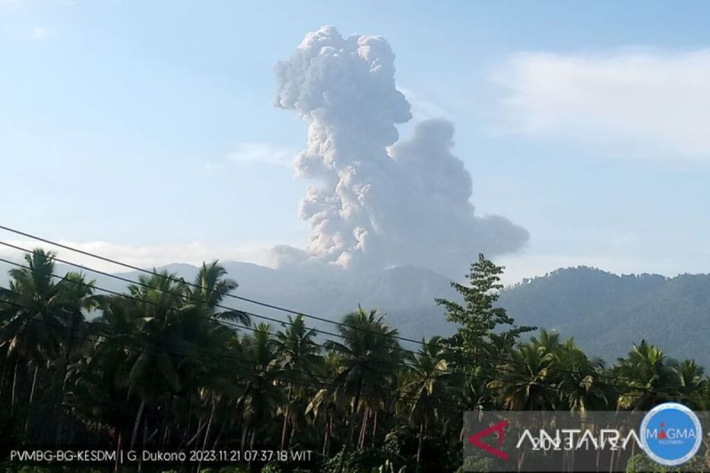 Gunung Dukono meletus, meluncurkan abu ke arah barat