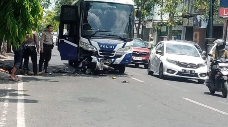 Polisi tangani kecelakaan libatkan bus SIM keliling di Tulungagung