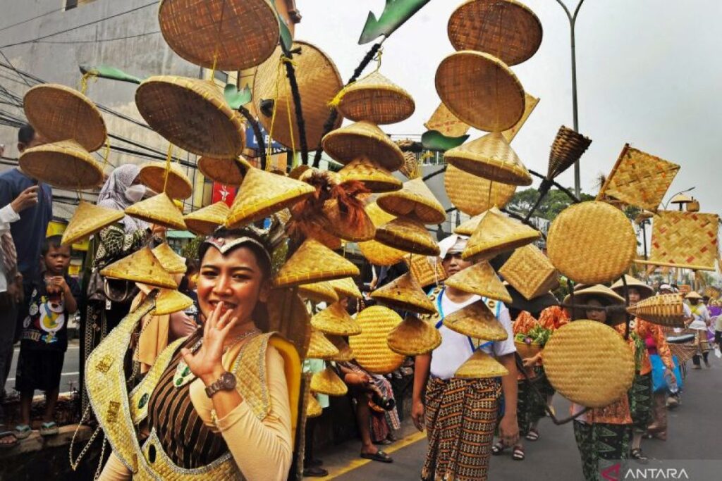Parade Busana Etnik Kontemporer - ANTARA News