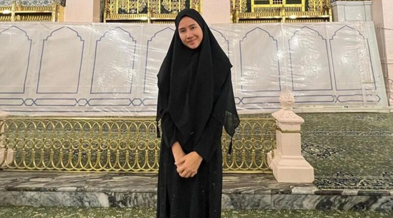 7 Potret Shenina Cinnamon Jalani Umroh, Penampilan Hijabnya Curi Perhatian