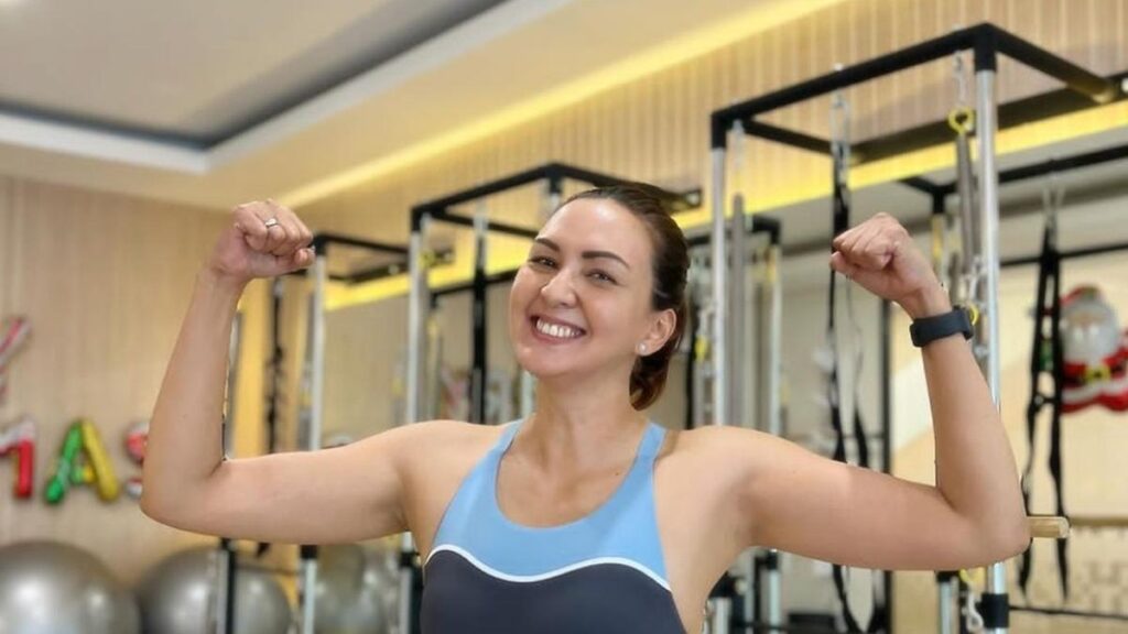 Gaya Donna Agnesia saat berolahraga Pilates, terlihat awet muda di usia 44 tahun