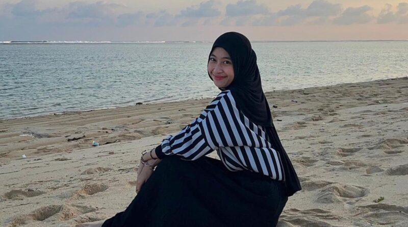 Potret Adiba Khanza Santai di Pantai, Keren Dilihat