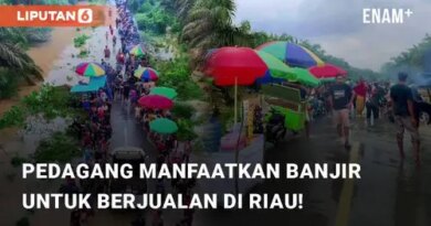 VIDEO: Pandai Cari Peluang, Pedagang Memanfaatkan Banjir Untuk Berjualan di Riau!