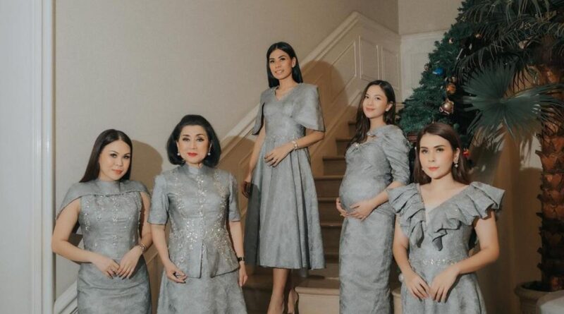 Potret Keluarga Artis Merayakan Natal dengan Pakaian Serasi, Lebih Kompak dan Harmonis