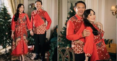 6 Potret Stylish Ahok dan Puput Nastiti di Perayaan Natal 2023 Mengenakan Batik Merah