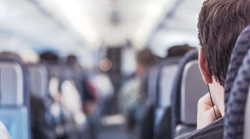7 Cara Mengatasi Sakit Telinga Saat Naik Pesawat, Kenali Penyebab dan Gejalanya