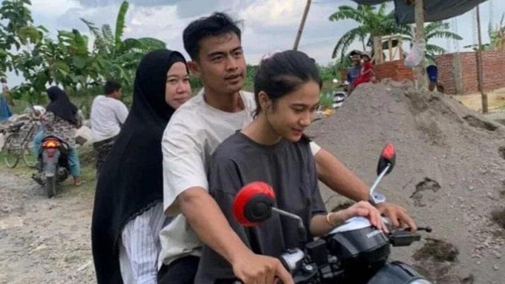 Potret Azizah Salsha mengendarai sepeda motor bersama Arhan saat berada di Blora, pertama kali mengendarai sepeda motor