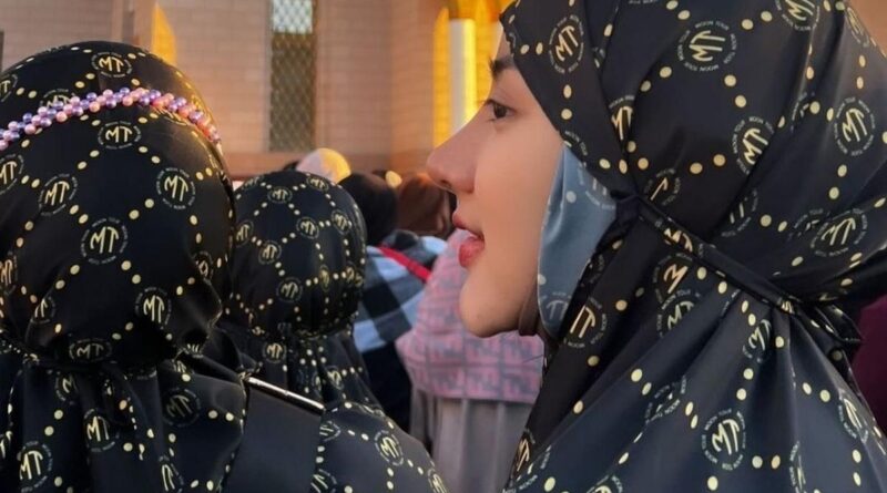Gaya Hijab Ghea Youbi Saat Umroh Bikin Pangling, Doakan Istiqomah