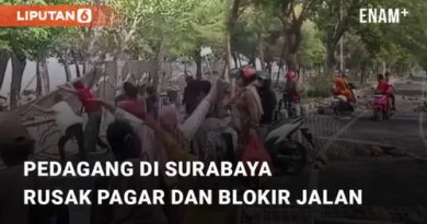 VIDEO: Tak Terima Ditertibkan, Pedagang di Surabaya Rusak Pagar dan Blokir Jalan
