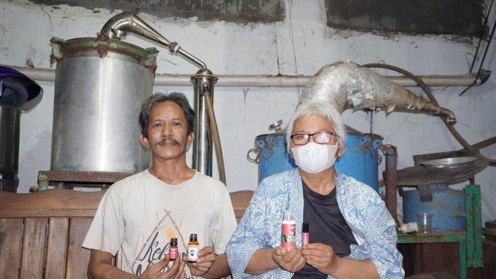 Wewangian dari Jantung Giriwangi, Produksi Minyak Atsiri Rumah Kualitas Premium