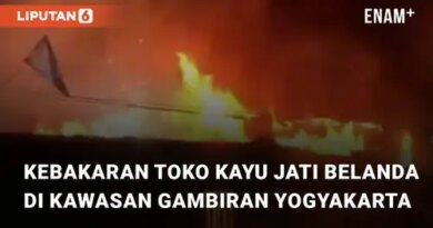 VIDEO: Detik-detik Kebakaran Toko Kayu Jati Belanda di Kawasan Gambiran, Yogyakarta