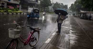 Sebagian Jakarta diperkirakan hujan ringan pada Senin siang