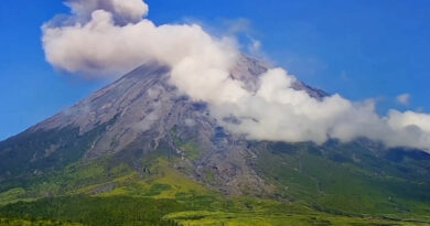 Gunung Semeru kembali erupsi, semburkan abu setinggi 800 meter