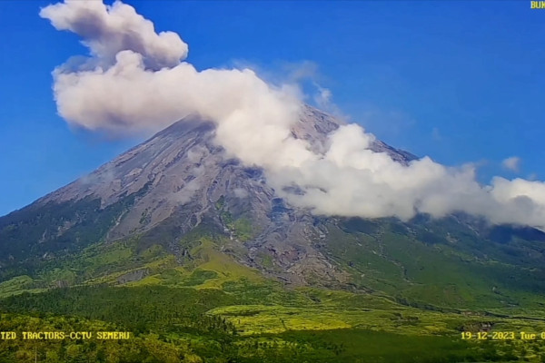 Gunung Semeru kembali erupsi, semburkan abu setinggi 800 meter