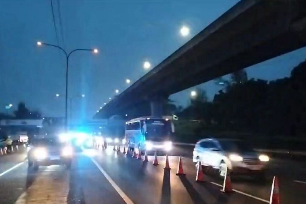 One way Tol Cipali ditunda dan petugas terapkan contraflow Tol Japek