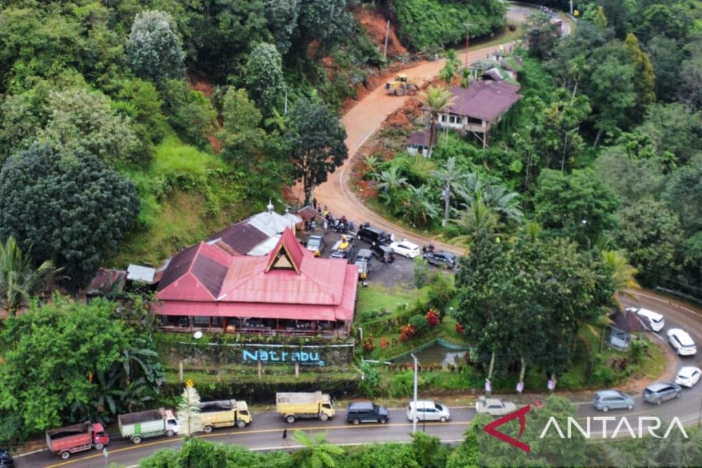 Jalinsum Sumbar-Riau bisa dilalui saat pembersihan material longsor