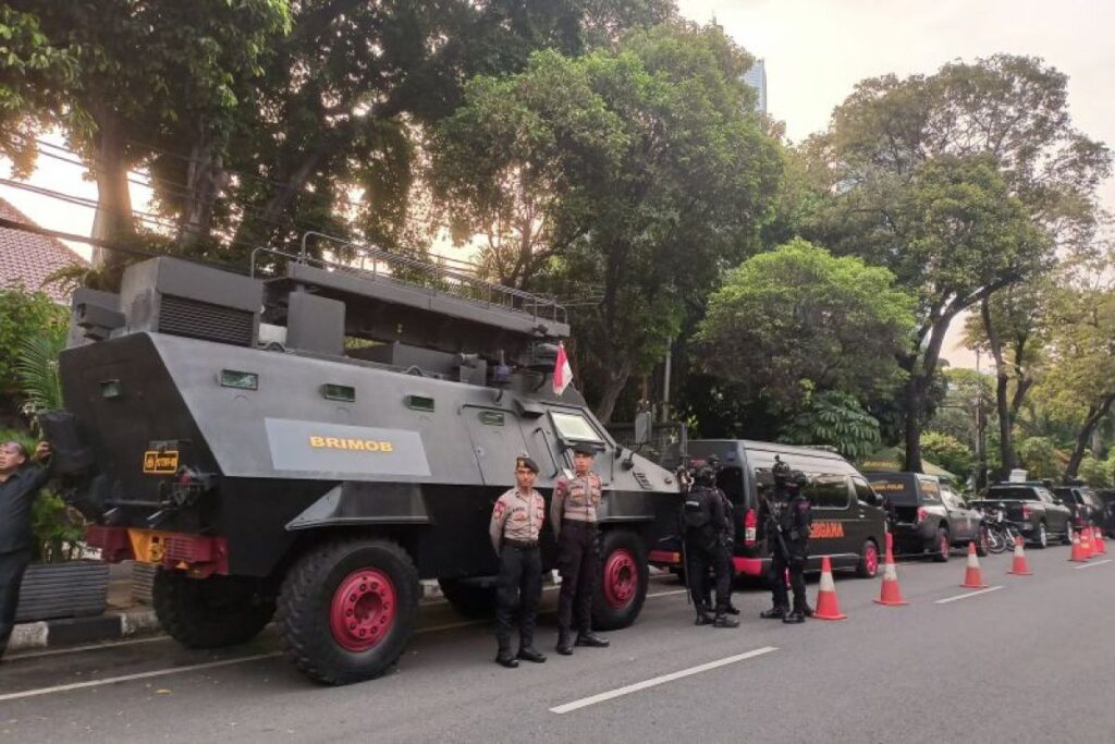 Polisi siagakan kendaraan taktis di depan KPU RI