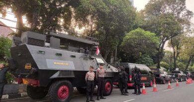 Polisi siagakan kendaraan taktis di depan KPU RI