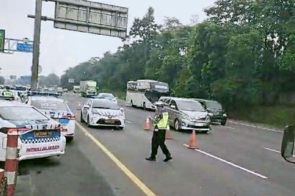 Contraflow di jalan Tol Japek dihentikan setelah lalu lintas lancar