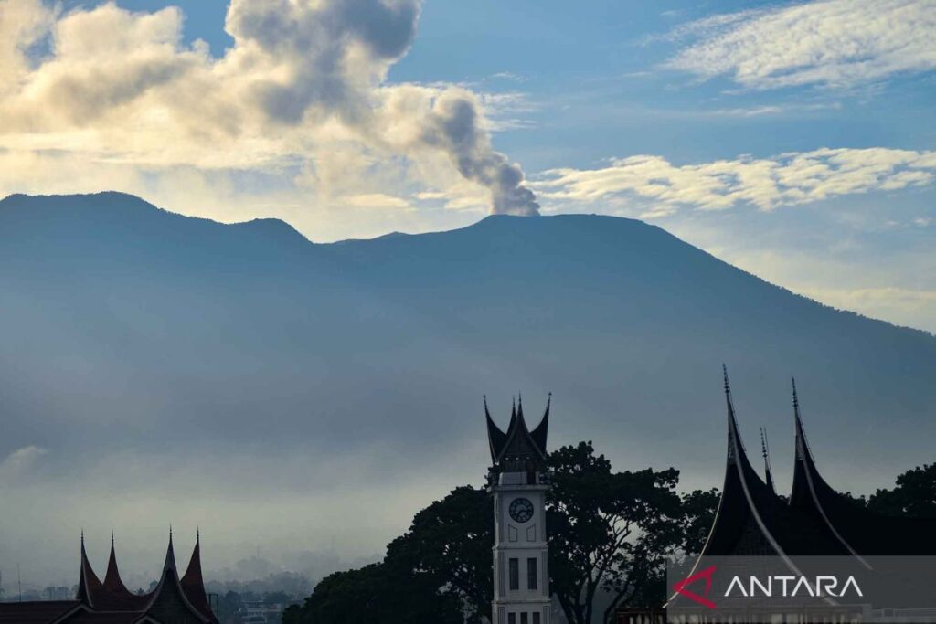 Intensitas letusan Gunung Marapi menurun